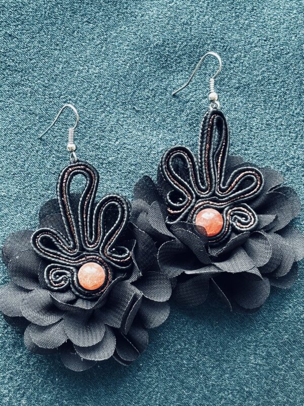 Juodi soutache stiliaus auskarai.