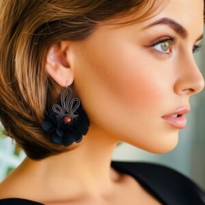 Juodi soutache stiliaus auskarai.