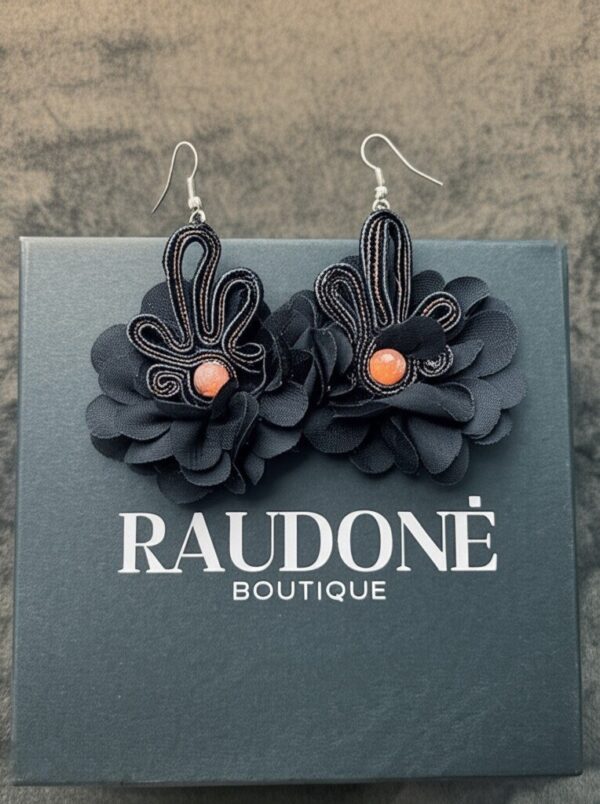Juodi soutache stiliaus auskarai.