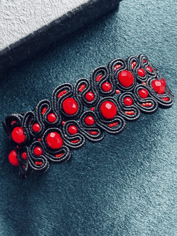 Vienetinė, rankų darbo soutache stiliaus apyrankė – elegancijos ir meistriškumo derinys.