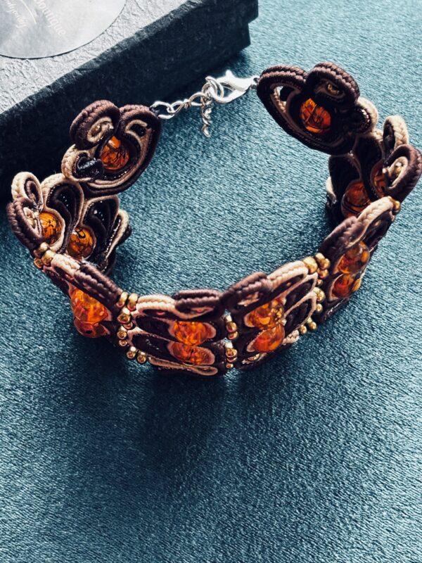 Vienetinė, rankų darbo soutache stiliaus apyrankė – elegancijos ir meistriškumo derinys.