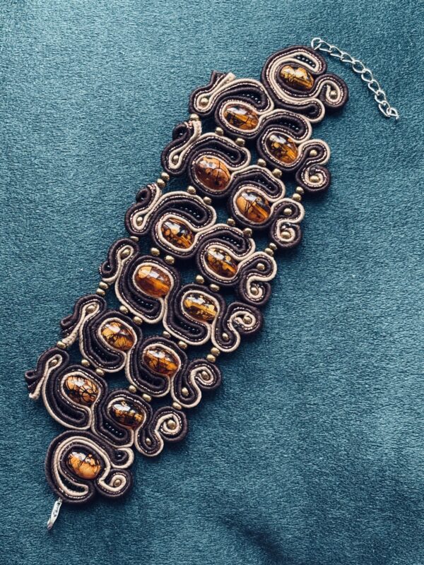 Vienetinė, rankų darbo soutache stiliaus apyrankė – elegancijos ir meistriškumo derinys.