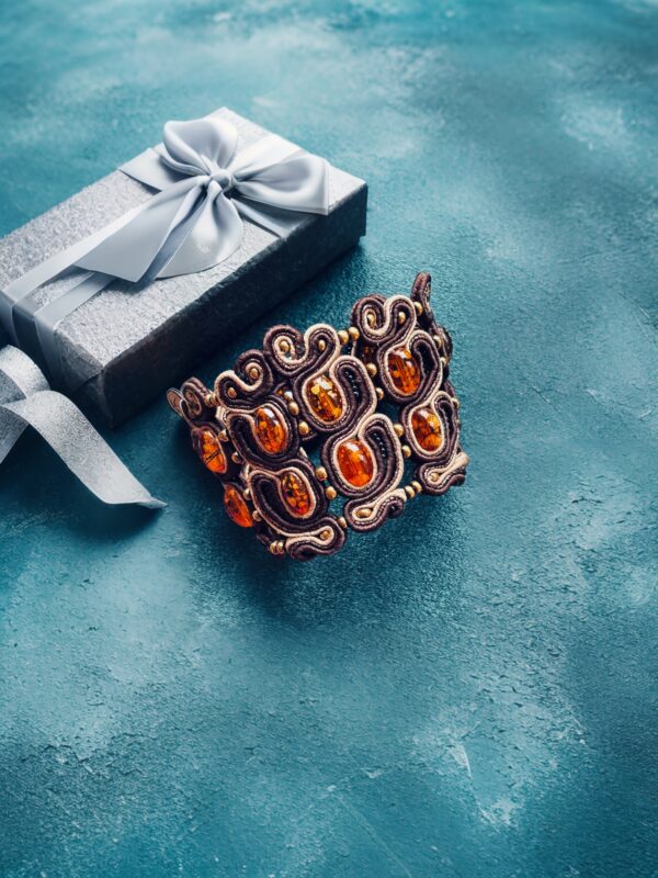 Vienetinė, rankų darbo soutache stiliaus apyrankė – elegancijos ir meistriškumo derinys.