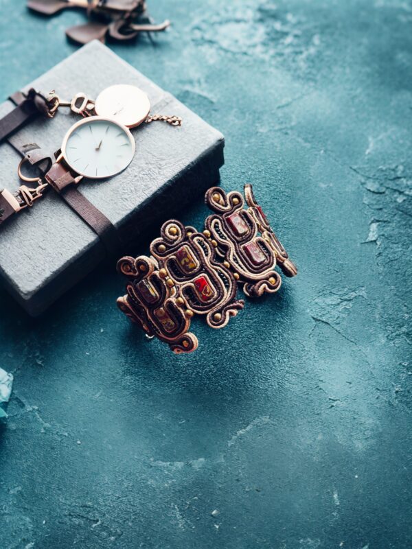 Vienetinė, rankų darbo soutache stiliaus apyrankė – elegancijos ir meistriškumo derinys.