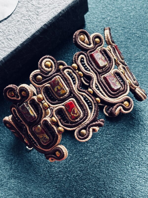 Vienetinė, rankų darbo soutache stiliaus apyrankė – elegancijos ir meistriškumo derinys.