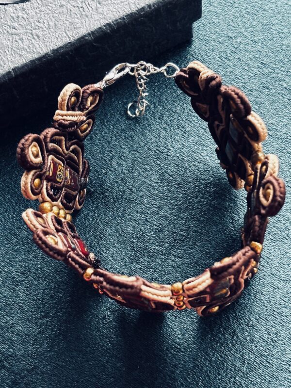 Vienetinė, rankų darbo soutache stiliaus apyrankė – elegancijos ir meistriškumo derinys.