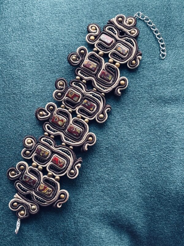 Vienetinė, rankų darbo soutache stiliaus apyrankė – elegancijos ir meistriškumo derinys.