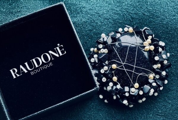 Mėlyna rankų darbo soutache stiliaus sagė su Mėnulio akmeniu