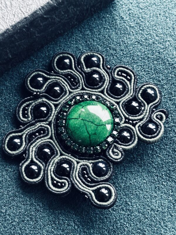 Žalia rankų darbo soutache stiliaus sagė