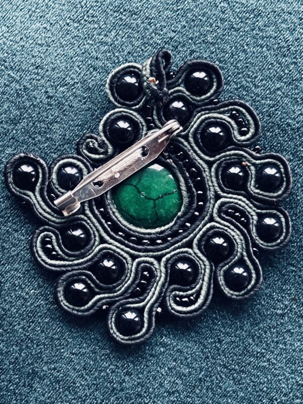 Žalia rankų darbo soutache stiliaus sagė